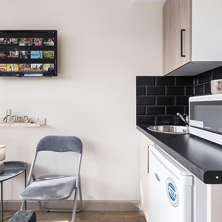 Serviced Ensuite Modern Studio - Sleeps 2 - Near Wembley Stadium - Good Transport Link To Central London - Harrow Ha3 Hatch End Extérieur photo