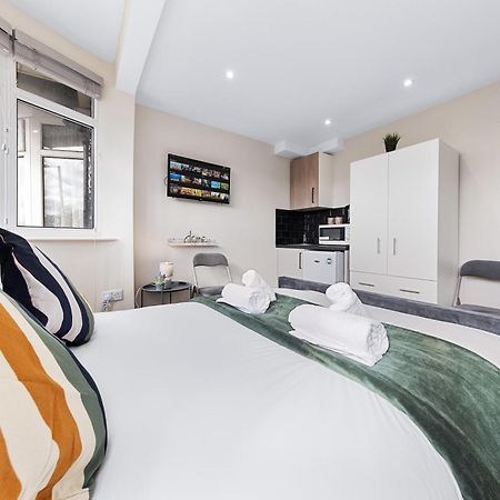 Serviced Ensuite Modern Studio - Sleeps 2 - Near Wembley Stadium - Good Transport Link To Central London - Harrow Ha3 Hatch End Extérieur photo