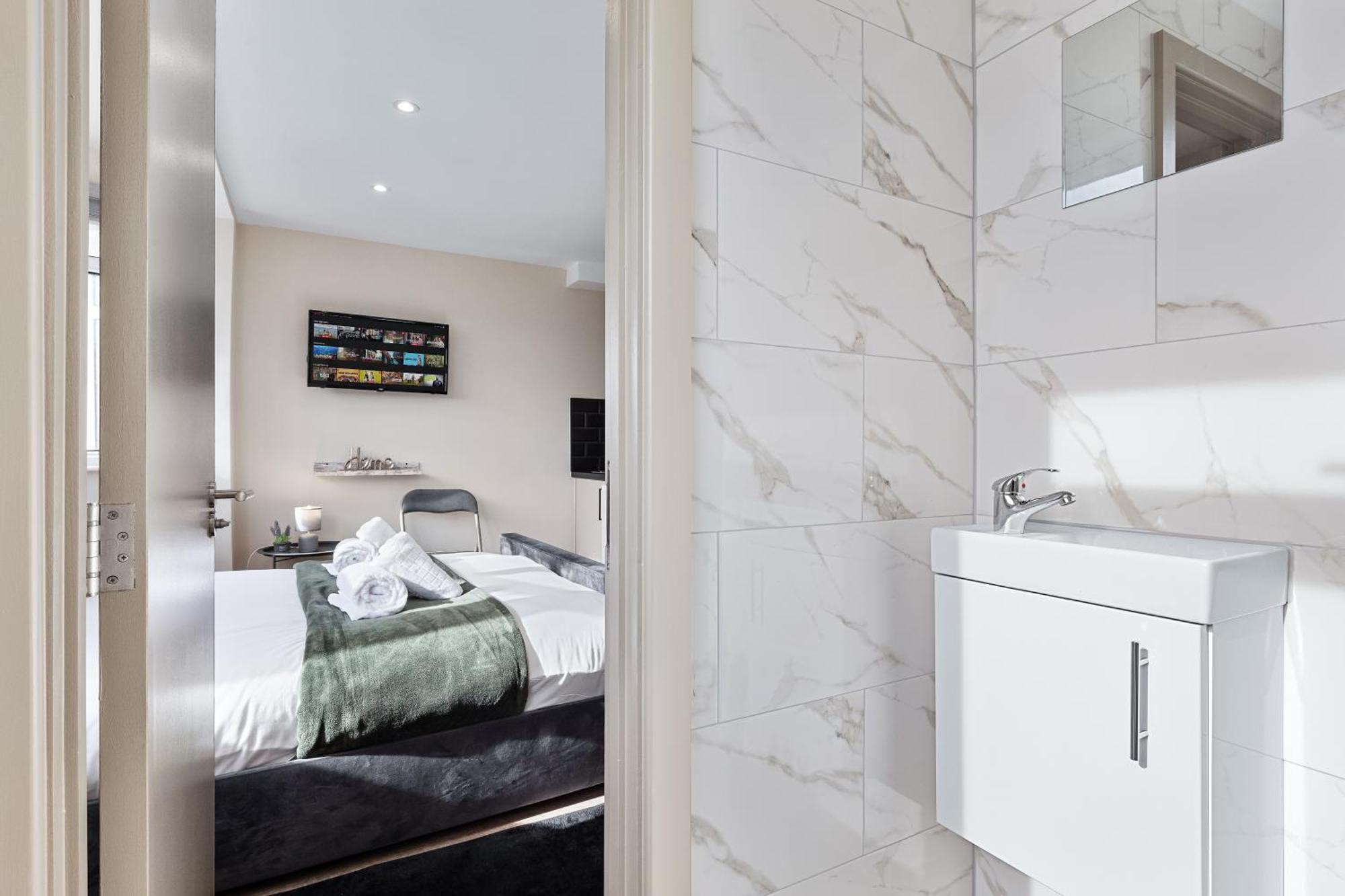 Serviced Ensuite Modern Studio - Sleeps 2 - Near Wembley Stadium - Good Transport Link To Central London - Harrow Ha3 Hatch End Extérieur photo