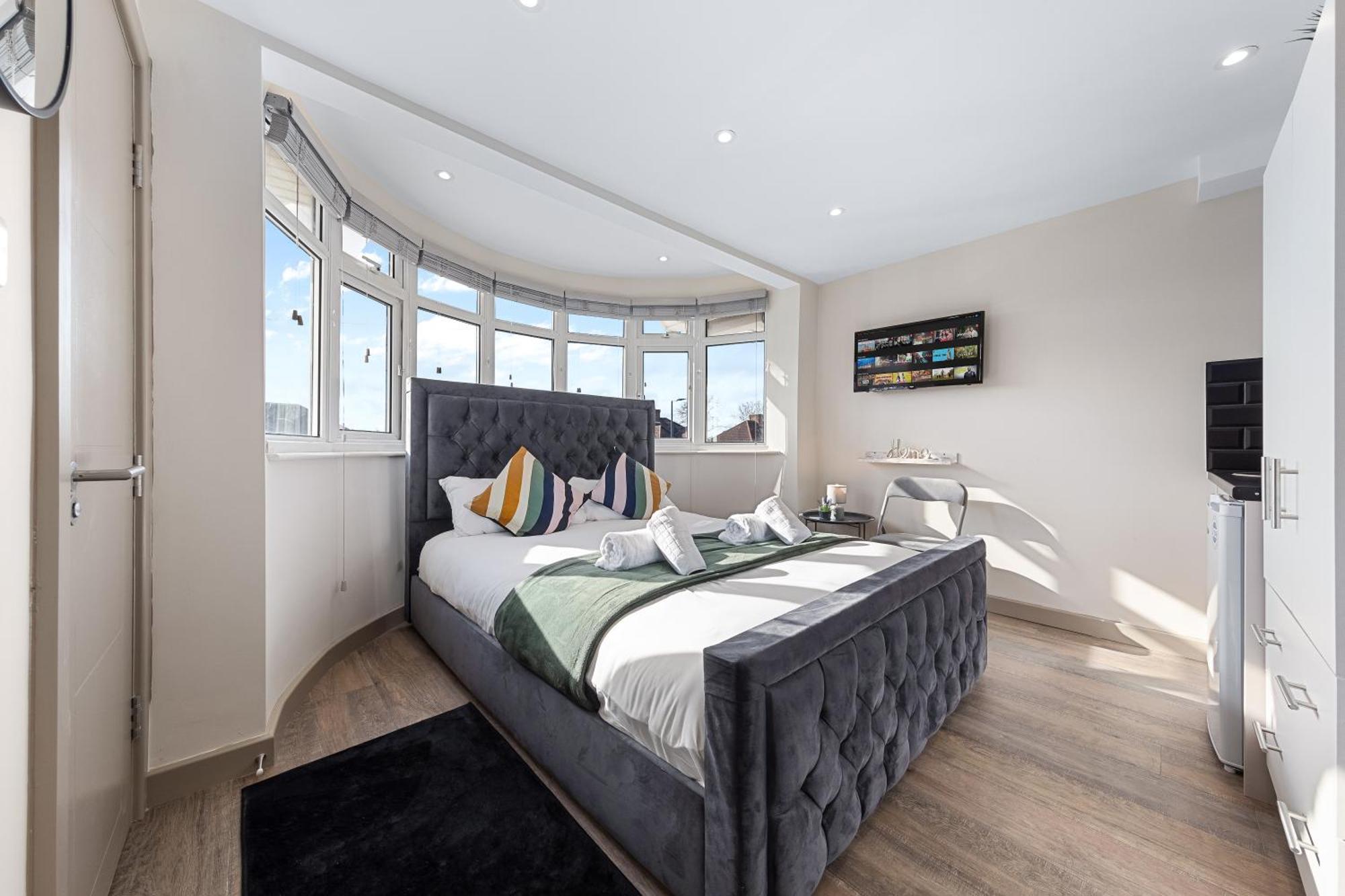 Serviced Ensuite Modern Studio - Sleeps 2 - Near Wembley Stadium - Good Transport Link To Central London - Harrow Ha3 Hatch End Extérieur photo