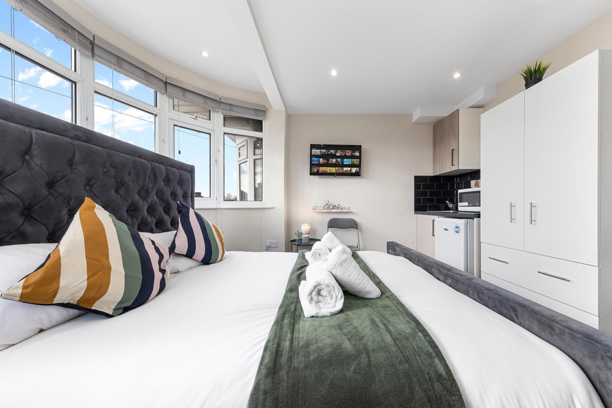 Serviced Ensuite Modern Studio - Sleeps 2 - Near Wembley Stadium - Good Transport Link To Central London - Harrow Ha3 Hatch End Extérieur photo